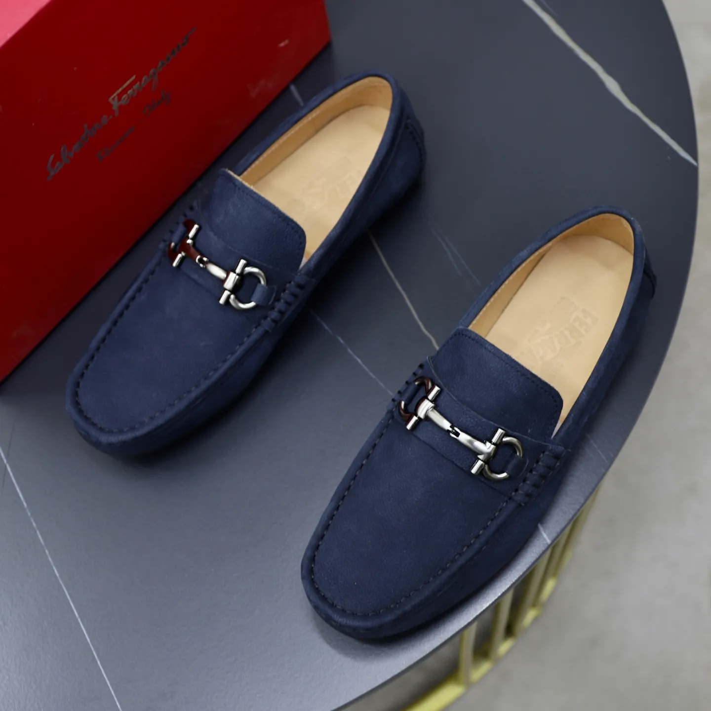 Men's men's shoes 💰462💰🙅‍♂️🙅‍♂️🙅‍♂️Niuli Brand: Ferragamo Standard code: Men's code 38/44 (45 customized) Grade: Same style as the official website Material: Original imported cowhide leather lining Original wear-resistant lightweight outsole Style category: Men's casual slip-on shoes Doudou shoes Noble luxury brand elements, top luxury color: actual picture color